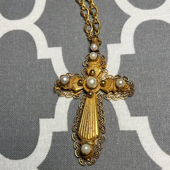 Hobe Vintage Filigree Cross with tiny pearls with 20” gold tone chain. - Picture 2 of 16